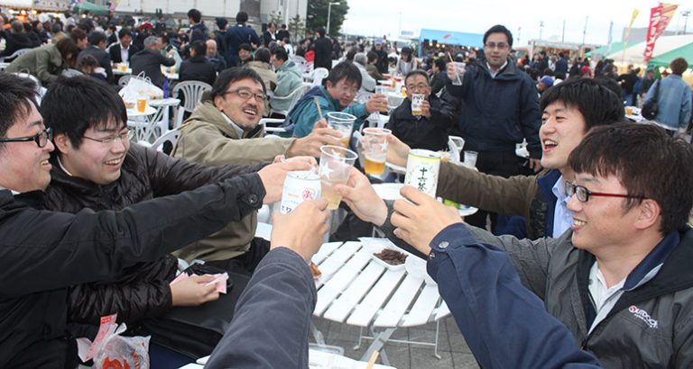 最北の初夏楽しむ 第6回白夜祭 ビアガーデンなど盛況 稚内プレス社