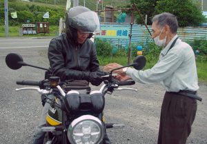 バイクの日 安全運転啓発 木村さんが手作りお守り配る 稚内プレス社