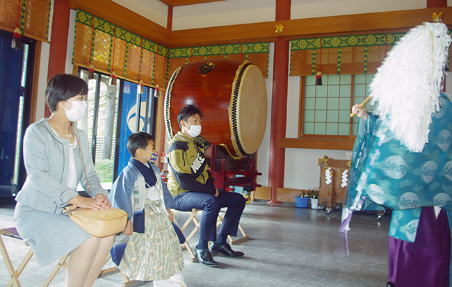 健やかな成長願い 家族で神社に七五三参り 稚内プレス社