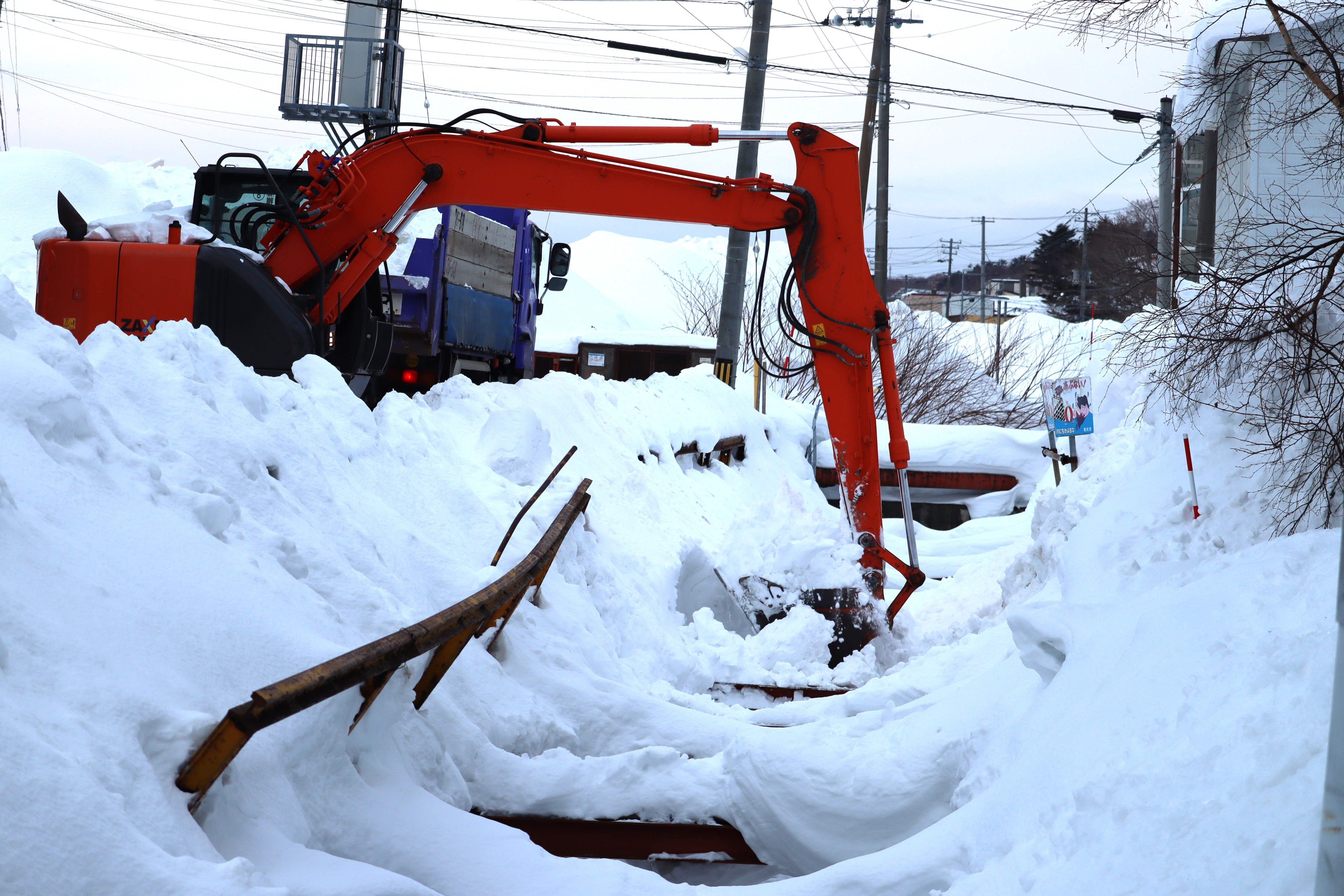 クサンル川で週明けの暖気に備え融雪期氾濫防止のため除雪作業 | 稚内