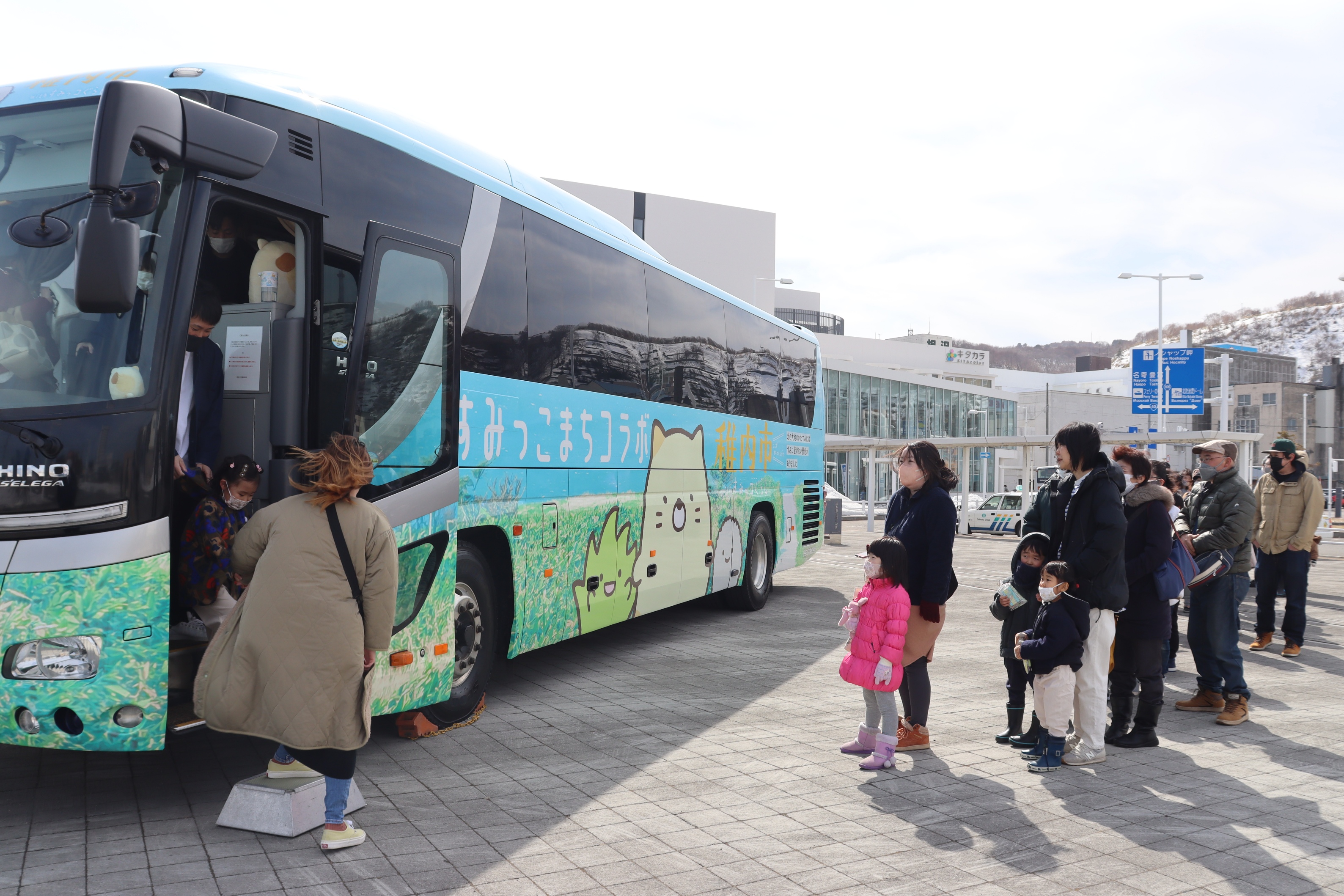 すみっコぐらしのラッピングバス参上 親子連れ84人乗車体験 | 稚内