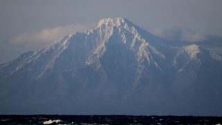 神々しく利尻山全貌　恵山泊漁港で旅行者感激