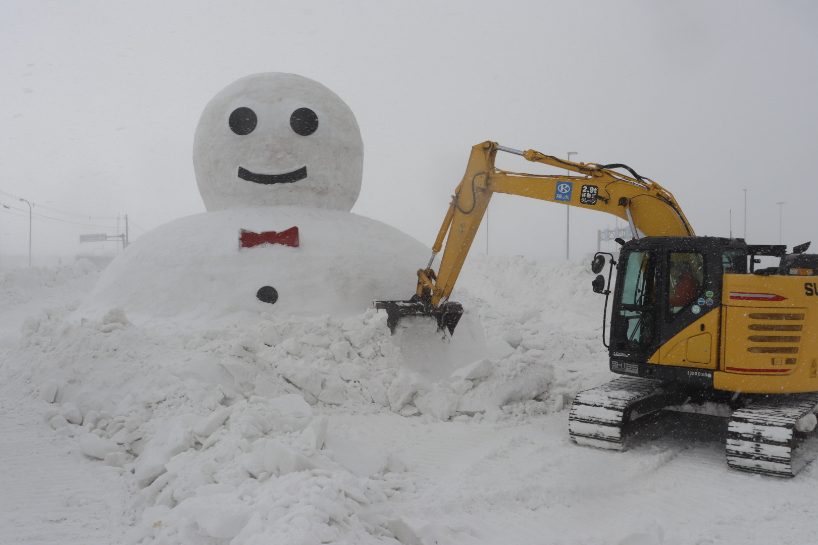 7年ぶりに特大雪ダルマ 山本建設 稚内空港広場に8㍍もの | 稚内プレス社